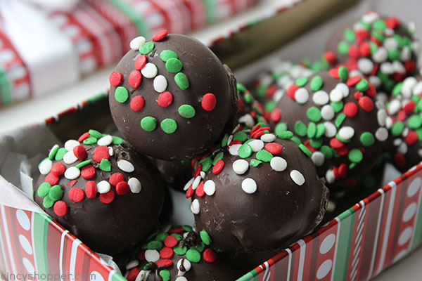 Oreo Truffles Balls - simple to make and they make for a perfect candy to gift during the holidays