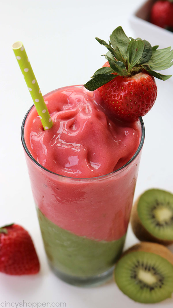 Strawberry Kiwi Slushie - makes for a perfect warm weather treat. Super refreshing and filled with tons of flavor.