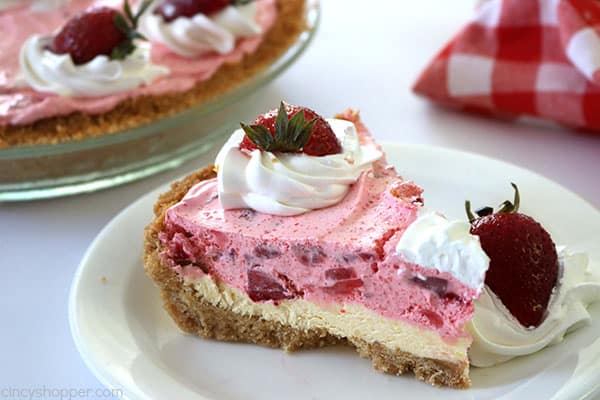 Strawberries & Cream Pie - starts with an amazing Nilla Wafer crust, a creamy, vanilla cream cheese layer followed by the most delicious strawberry layer. Deliciousness!