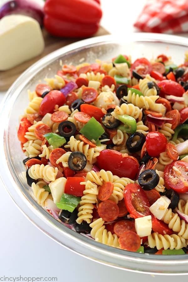 Pizza Pasta Salad has the tasty ingredients of a pizza right in a pasta salad. You will find it makes perfect side dish for your summer picnics, bbq’s, and potlucks.