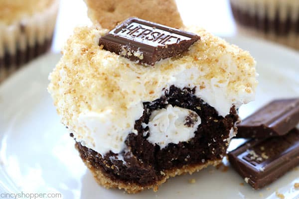 S'mores Cupcakes - all the flavors of a S'more right in a cupcake. #S'mores #Cupcake
