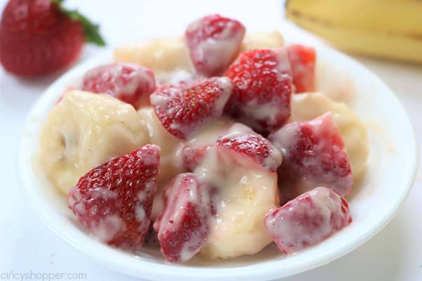 Creamy Strawberry Banana Salad - so super easy to make and makes for a super side dish or dessert for summer potlucks. #strawberries #fruit #salad #sidedish