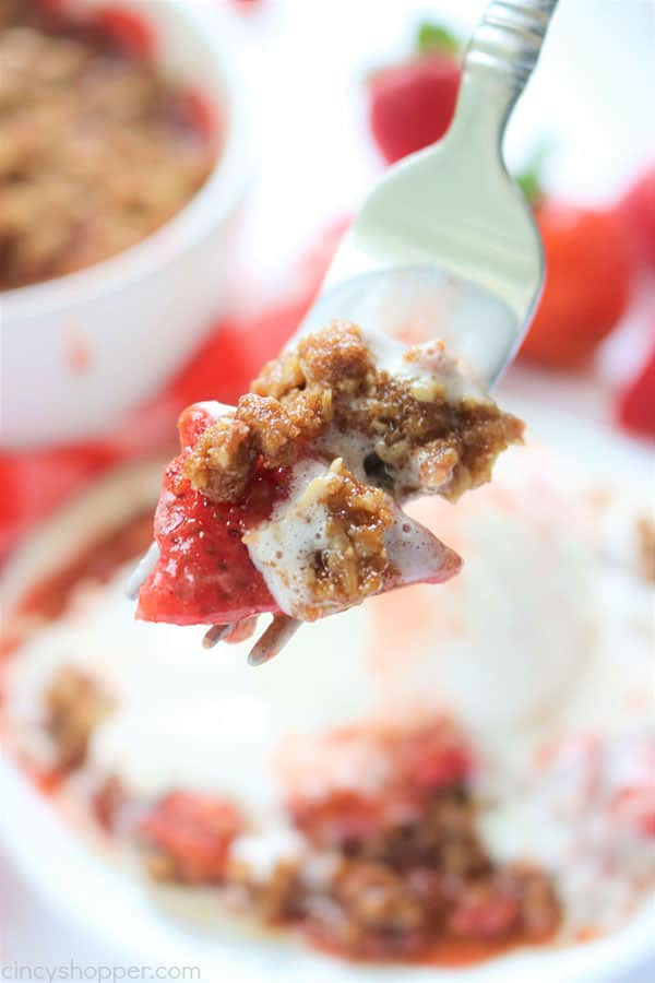 Easy Strawberry Crisp - simple and comforting strawberry dessert. Serve it with or without a scoop of vanilla ice cream. Perfect combination of  warm strawberries and crunchy oat topping. Super delicious! #StrawberryDessert