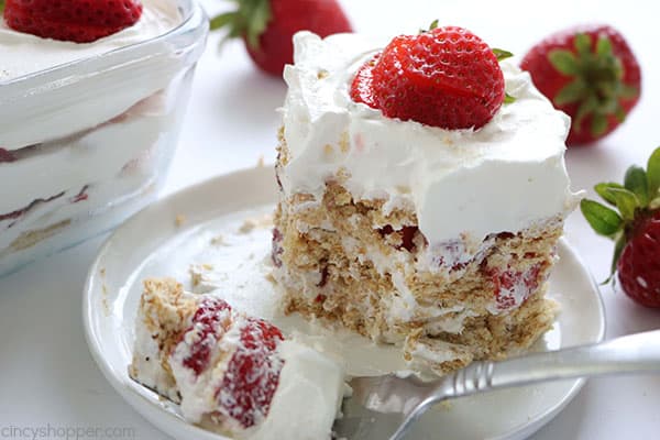 Strawberry Icebox Cake - the simplest dessert with no baking involved. With just 3 ingredients, you can whip this up for your next summer bbq or potluck! #Strawberry #Icebox #SummerDessert #NoBake