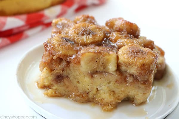 Overnight Bananas Foster French Toast Casserole. French toast with caramelized bananas that will feed a crowd. #breakfast #breakfastcasserole #holiday
