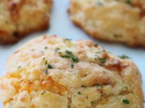 https://cincyshopper.com/wp-content/uploads/2019/06/Cheddar-Bay-Biscuits-1-500x375.jpg