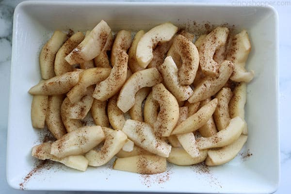 Pealed and sliced pears in a baking dish