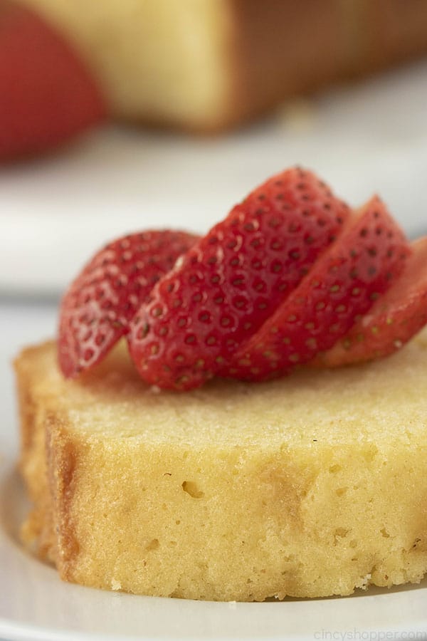 pound cake with strawberries