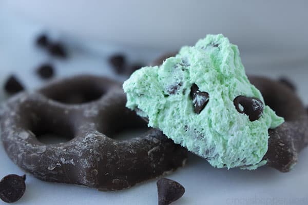 Chocolate pretzels with mint flavored dip