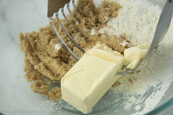 Strusel ingredients with pasty mixer to blend ingredients