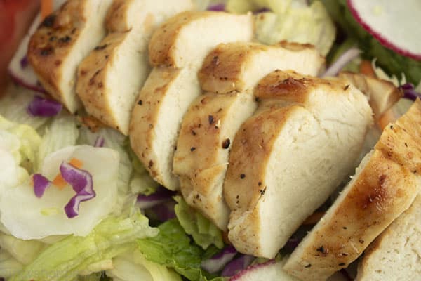 Sliced chicken on a salad misture