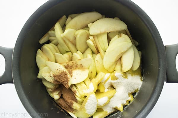 Lemon jello and apple pie spice added to apples.