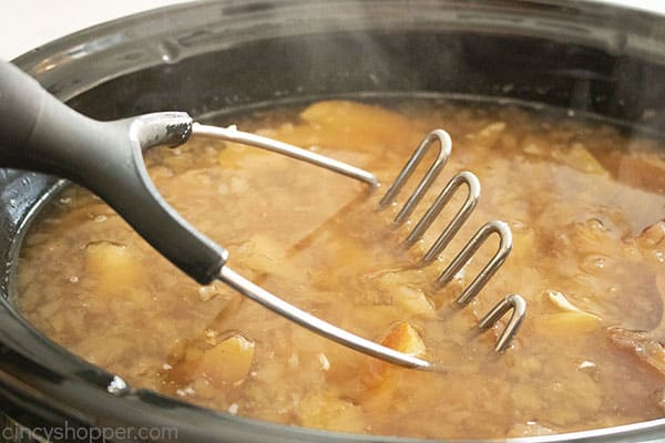 Mashing the cooked apples