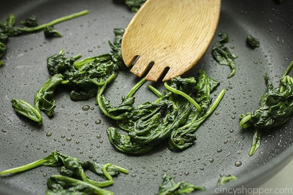 Cooked spinach in pan