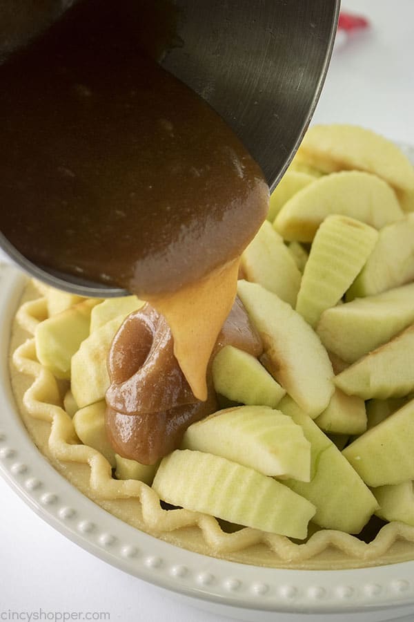 Adding sauce to apples