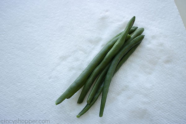 paper towel to dry green beans