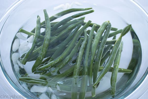 Blanched green beans in cold ice water