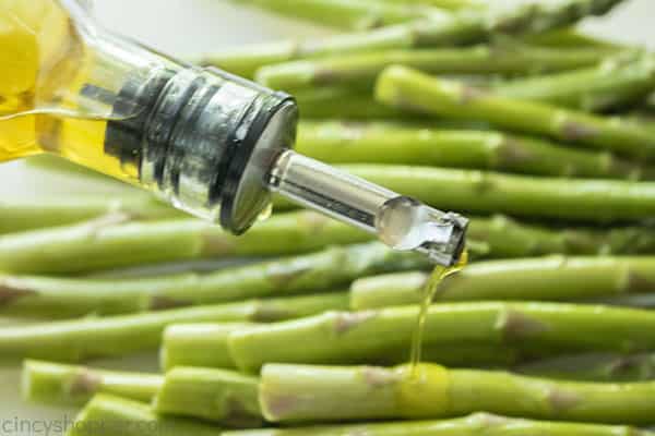 Oil drizzling asparagus 