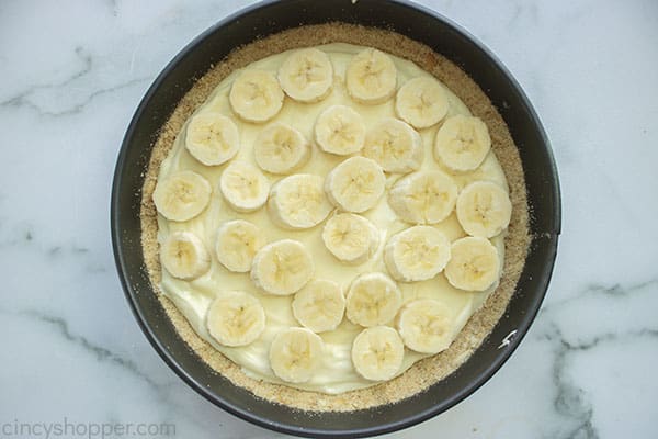 Cream cheese mixture and bananas added to crust