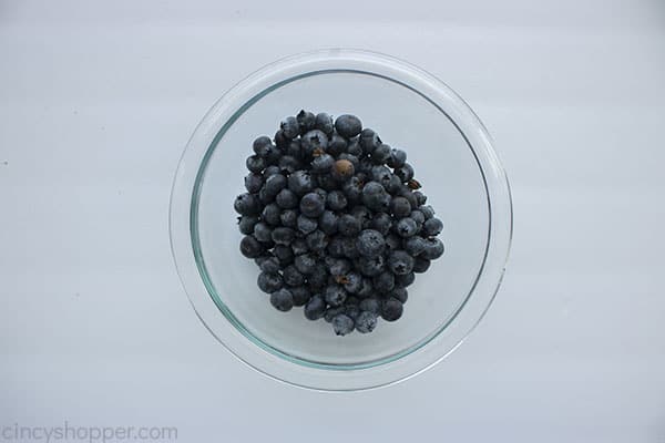 Rinsed blueberries in a  bowl