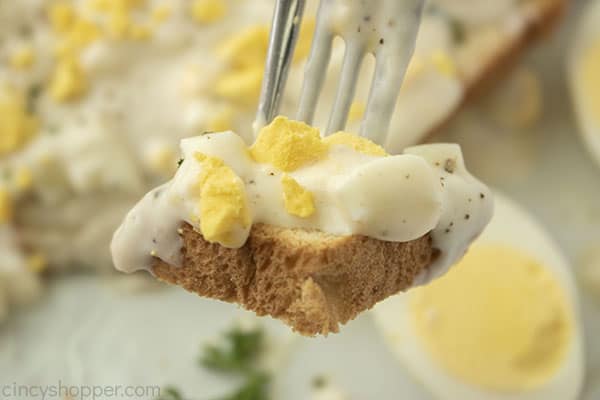 Creamed eggs with toast on a fork