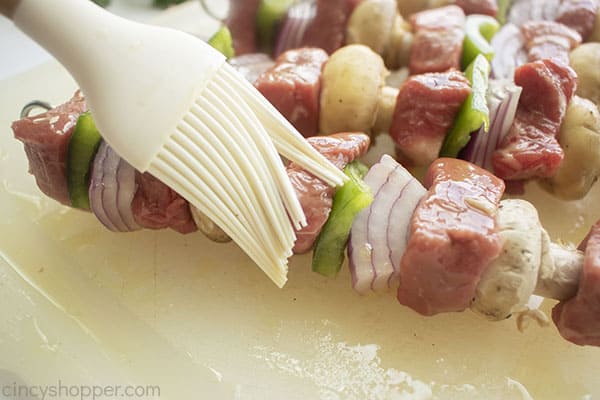 Adding olive oil to beef kabobs
