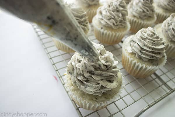 Piping cookies n cream frosting