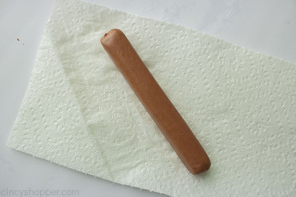 Drying a hot dog with paper towel
