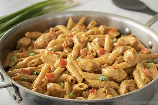 Pan with easy chicken pasta
