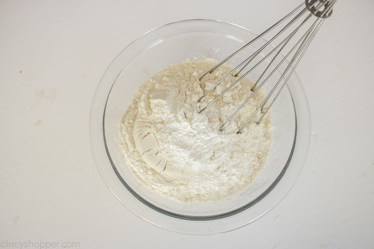 Dry ingredients for peach bread in a medium bowl.