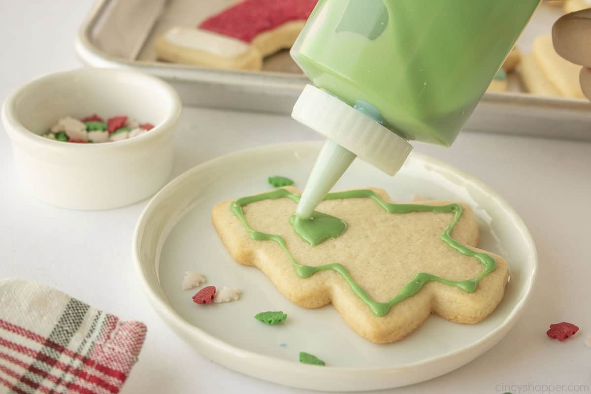 Decorating a suagar cookie with a squeeze bottle