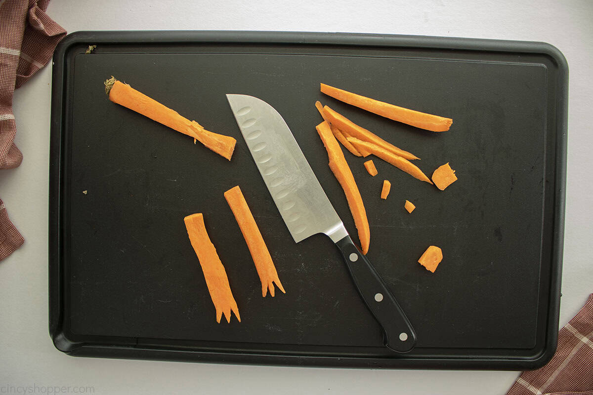 Cut carrot sticks with knife to make turkey feet.